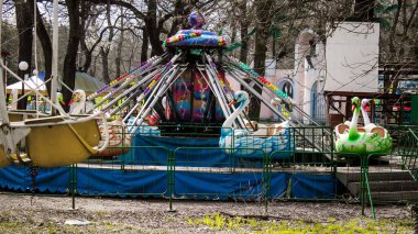 Kherson, Ukrayna, 23 Mart 2023 terk edilmiş lunapark. Funfair, Rus istilasından sonra kalıcı olarak kapatıldı. Sürekli bombardıman altında olan şehri siviller terk etti.