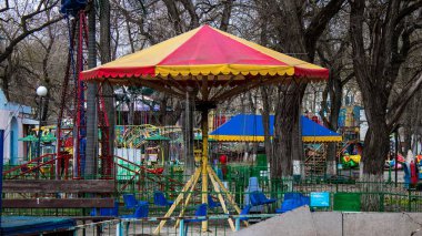 Kherson, Ukrayna, 23 Mart 2023 terk edilmiş lunapark. Funfair, Rus istilasından sonra kalıcı olarak kapatıldı. Sürekli bombardıman altında olan şehri siviller terk etti.