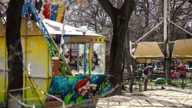 Kherson, Ukrayna, 23 Mart 2023 terk edilmiş lunapark. Funfair, Rus istilasından sonra kalıcı olarak kapatıldı. Sürekli bombardıman altında olan şehri siviller terk etti.
