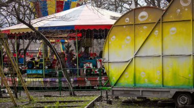 Kherson, Ukrayna, 23 Mart 2023 terk edilmiş lunapark. Funfair, Rus istilasından sonra kalıcı olarak kapatıldı. Sürekli bombardıman altında olan şehri siviller terk etti.