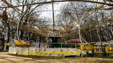 Kherson, Ukrayna, 23 Mart 2023 terk edilmiş lunapark. Funfair, Rus istilasından sonra kalıcı olarak kapatıldı. Sürekli bombardıman altında olan şehri siviller terk etti.