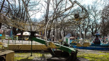 Kherson, Ukrayna, 23 Mart 2023 terk edilmiş lunapark. Funfair, Rus istilasından sonra kalıcı olarak kapatıldı. Sürekli bombardıman altında olan şehri siviller terk etti.