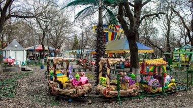 Kherson, Ukrayna, 23 Mart 2023 terk edilmiş lunapark. Funfair, Rus istilasından sonra kalıcı olarak kapatıldı. Sürekli bombardıman altında olan şehri siviller terk etti.