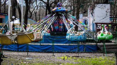 Kherson, Ukrayna, 23 Mart 2023 terk edilmiş lunapark. Funfair, Rus istilasından sonra kalıcı olarak kapatıldı. Sürekli bombardıman altında olan şehri siviller terk etti.