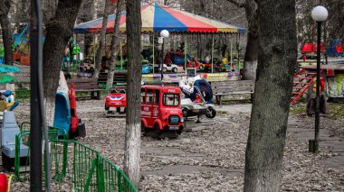 Kherson, Ukrayna, 23 Mart 2023 terk edilmiş lunapark. Funfair, Rus istilasından sonra kalıcı olarak kapatıldı. Sürekli bombardıman altında olan şehri siviller terk etti.