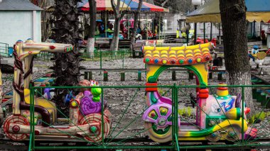 Kherson, Ukrayna, 23 Mart 2023 terk edilmiş lunapark. Funfair, Rus istilasından sonra kalıcı olarak kapatıldı. Sürekli bombardıman altında olan şehri siviller terk etti.
