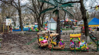 Kherson, Ukrayna, 23 Mart 2023 terk edilmiş lunapark. Funfair, Rus istilasından sonra kalıcı olarak kapatıldı. Sürekli bombardıman altında olan şehri siviller terk etti.