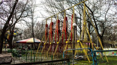 Kherson, Ukrayna, 23 Mart 2023 terk edilmiş lunapark. Funfair, Rus istilasından sonra kalıcı olarak kapatıldı. Sürekli bombardıman altında olan şehri siviller terk etti.