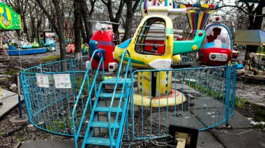 Kherson, Ukrayna, 23 Mart 2023 terk edilmiş lunapark. Funfair, Rus istilasından sonra kalıcı olarak kapatıldı. Sürekli bombardıman altında olan şehri siviller terk etti.