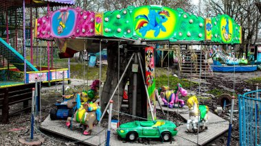 Kherson, Ukrayna, 23 Mart 2023 terk edilmiş lunapark. Funfair, Rus istilasından sonra kalıcı olarak kapatıldı. Sürekli bombardıman altında olan şehri siviller terk etti.