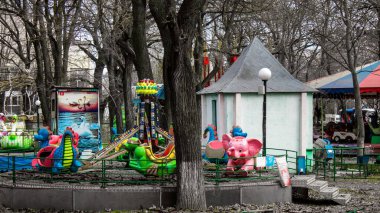 Kherson, Ukrayna, 23 Mart 2023 terk edilmiş lunapark. Funfair, Rus istilasından sonra kalıcı olarak kapatıldı. Sürekli bombardıman altında olan şehri siviller terk etti.
