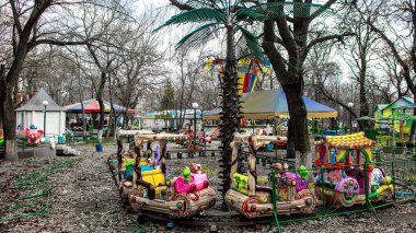 Kherson, Ukrayna, 23 Mart 2023 terk edilmiş lunapark. Funfair, Rus istilasından sonra kalıcı olarak kapatıldı. Sürekli bombardıman altında olan şehri siviller terk etti.