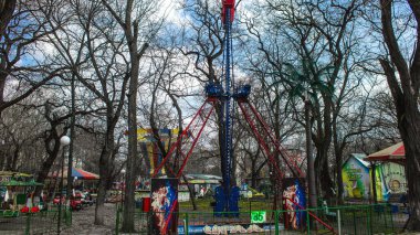Kherson, Ukrayna, 23 Mart 2023 terk edilmiş lunapark. Funfair, Rus istilasından sonra kalıcı olarak kapatıldı. Sürekli bombardıman altında olan şehri siviller terk etti.