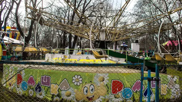 Kherson, Ukrayna, 23 Mart 2023 terk edilmiş lunapark. Funfair, Rus istilasından sonra kalıcı olarak kapatıldı. Sürekli bombardıman altında olan şehri siviller terk etti.