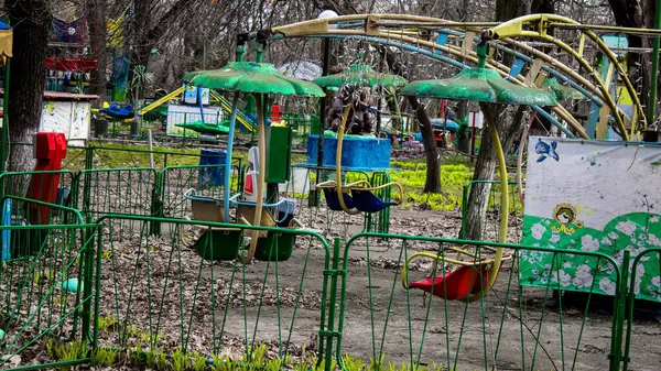 Kherson, Ukrayna, 23 Mart 2023 terk edilmiş lunapark. Funfair, Rus istilasından sonra kalıcı olarak kapatıldı. Sürekli bombardıman altında olan şehri siviller terk etti.