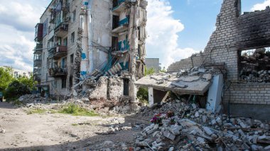 Izyum, Ukrayna, 21 Mayıs 2023 İzyum kasabasındaki Hasarlı bina. Sivil altyapılar Rus ordusunun ayrıcalıklı hedefleridir. Rusya Ukrayna 'yı işgal etti ve bu bölgede ağır çatışmalar yaşandı.