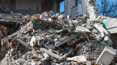 Izyum, Ukrayna, 21 Mayıs 2023 İzyum kasabasındaki Hasarlı bina. Sivil altyapılar Rus ordusunun ayrıcalıklı hedefleridir. Rusya Ukrayna 'yı işgal etti ve bu bölgede ağır çatışmalar yaşandı.