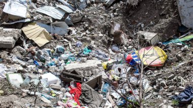 Izyum, Ukrayna, 21 Mayıs 2023 İzyum kasabasındaki Hasarlı bina. Sivil altyapılar Rus ordusunun ayrıcalıklı hedefleridir. Rusya Ukrayna 'yı işgal etti ve bu bölgede ağır çatışmalar yaşandı.