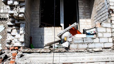 Izyum, Ukrayna, 21 Mayıs 2023 İzyum kasabasındaki Hasarlı bina. Sivil altyapılar Rus ordusunun ayrıcalıklı hedefleridir. Rusya Ukrayna 'yı işgal etti ve bu bölgede ağır çatışmalar yaşandı.