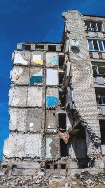 Izyum, Ukrayna, 21 Mayıs 2023 İzyum kasabasındaki Hasarlı bina. Sivil altyapılar Rus ordusunun ayrıcalıklı hedefleridir. Rusya Ukrayna 'yı işgal etti ve bu bölgede ağır çatışmalar yaşandı.