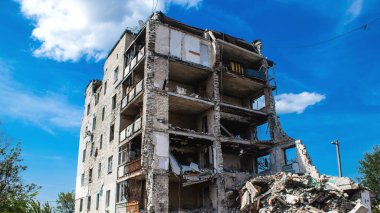 Izyum, Ukrayna, 21 Mayıs 2023 İzyum kasabasındaki Hasarlı bina. Sivil altyapılar Rus ordusunun ayrıcalıklı hedefleridir. Rusya Ukrayna 'yı işgal etti ve bu bölgede ağır çatışmalar yaşandı.