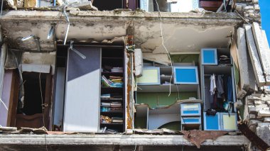 Izyum, Ukrayna, 21 Mayıs 2023 İzyum kasabasındaki Hasarlı bina. Sivil altyapılar Rus ordusunun ayrıcalıklı hedefleridir. Rusya Ukrayna 'yı işgal etti ve bu bölgede ağır çatışmalar yaşandı.