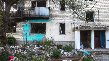 Izyum, Ukrayna, 21 Mayıs 2023 İzyum kasabasındaki Hasarlı bina. Sivil altyapılar Rus ordusunun ayrıcalıklı hedefleridir. Rusya Ukrayna 'yı işgal etti ve bu bölgede ağır çatışmalar yaşandı.