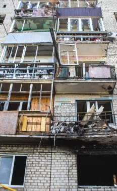 Izyum, Ukrayna, 21 Mayıs 2023 İzyum kasabasındaki Hasarlı bina. Sivil altyapılar Rus ordusunun ayrıcalıklı hedefleridir. Rusya Ukrayna 'yı işgal etti ve bu bölgede ağır çatışmalar yaşandı.