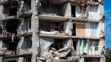 Izyum, Ukrayna, 21 Mayıs 2023 İzyum kasabasındaki Hasarlı bina. Sivil altyapılar Rus ordusunun ayrıcalıklı hedefleridir. Rusya Ukrayna 'yı işgal etti ve bu bölgede ağır çatışmalar yaşandı.