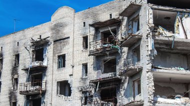 Izyum, Ukrayna, 21 Mayıs 2023 İzyum kasabasındaki Hasarlı bina. Sivil altyapılar Rus ordusunun ayrıcalıklı hedefleridir. Rusya Ukrayna 'yı işgal etti ve bu bölgede ağır çatışmalar yaşandı.