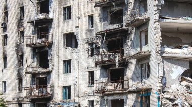 Izyum, Ukrayna, 21 Mayıs 2023 İzyum kasabasındaki Hasarlı bina. Sivil altyapılar Rus ordusunun ayrıcalıklı hedefleridir. Rusya Ukrayna 'yı işgal etti ve bu bölgede ağır çatışmalar yaşandı.
