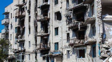 Izyum, Ukrayna, 21 Mayıs 2023 İzyum kasabasındaki Hasarlı bina. Sivil altyapılar Rus ordusunun ayrıcalıklı hedefleridir. Rusya Ukrayna 'yı işgal etti ve bu bölgede ağır çatışmalar yaşandı.
