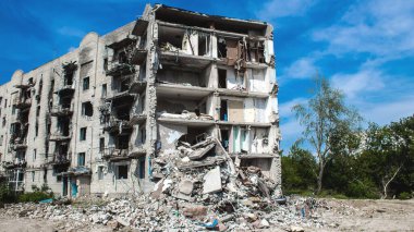 Izyum, Ukrayna, 21 Mayıs 2023 İzyum kasabasındaki Hasarlı bina. Sivil altyapılar Rus ordusunun ayrıcalıklı hedefleridir. Rusya Ukrayna 'yı işgal etti ve bu bölgede ağır çatışmalar yaşandı.