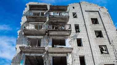 Izyum, Ukrayna, 21 Mayıs 2023 İzyum kasabasındaki Hasarlı bina. Sivil altyapılar Rus ordusunun ayrıcalıklı hedefleridir. Rusya Ukrayna 'yı işgal etti ve bu bölgede ağır çatışmalar yaşandı.