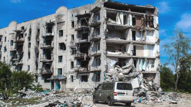 Izyum, Ukrayna, 21 Mayıs 2023 İzyum kasabasındaki Hasarlı bina. Sivil altyapılar Rus ordusunun ayrıcalıklı hedefleridir. Rusya Ukrayna 'yı işgal etti ve bu bölgede ağır çatışmalar yaşandı.