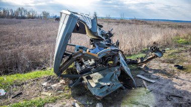 Izyum, Ukrayna, 08 Nisan 2023 Rus tankı Izyum Muharebesi 'nde imha edildi. Rus ordusu Ukrayna' yı işgal etti ve savaş alanı haline gelen bu bölgede ağır çatışmalar yaşanıyor..