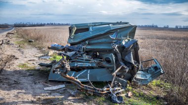 Izyum, Ukrayna, 08 Nisan 2023 Rus tankı Izyum Muharebesi 'nde imha edildi. Rus ordusu Ukrayna' yı işgal etti ve savaş alanı haline gelen bu bölgede ağır çatışmalar yaşanıyor..