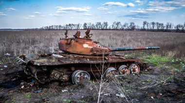 Izyum, Ukrayna, 08 Nisan 2023 Rus tankı Izyum Muharebesi 'nde imha edildi. Rus ordusu Ukrayna' yı işgal etti ve savaş alanı haline gelen bu bölgede ağır çatışmalar yaşanıyor..