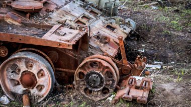 Izyum, Ukrayna, 08 Nisan 2023 Rus tankı Izyum Muharebesi 'nde imha edildi. Rus ordusu Ukrayna' yı işgal etti ve savaş alanı haline gelen bu bölgede ağır çatışmalar yaşanıyor..