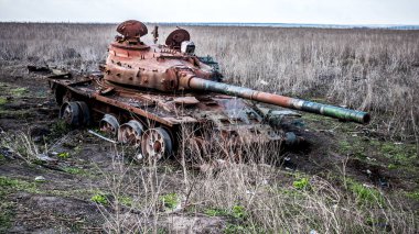 Izyum, Ukrayna, 08 Nisan 2023 Rus tankı Izyum Muharebesi 'nde imha edildi. Rus ordusu Ukrayna' yı işgal etti ve savaş alanı haline gelen bu bölgede ağır çatışmalar yaşanıyor..