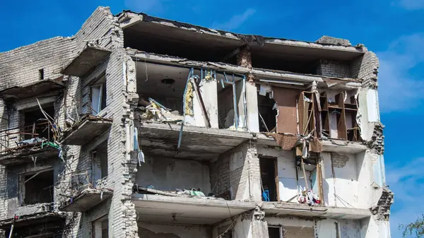Izyum, Ukrayna, 21 Mayıs 2023 İzyum kasabasındaki Hasarlı bina. Sivil altyapılar Rus ordusunun ayrıcalıklı hedefleridir. Rusya Ukrayna 'yı işgal etti ve bu bölgede ağır çatışmalar yaşandı.