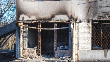 Şehir manzarası ve Kherson City 'deki bina cephesi. Kherson şehri sürekli olarak Rus bombardımanı altındadır. Çok az sivil kalmıştır ve tüm işletmeler kapanmıştır. Binalar sivil hedeflerdir.