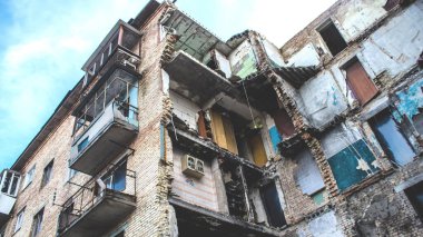 Topçu ateşi alan bir binanın ön cephesi. Gorenka 'daki çoğu bina ya tahrip edildi ya da onarılamaz şekilde hasar gördü. Şehir bir terör ortamı yaratmak için Rus topçuları tarafından bombalandı. Bunlar savaş suçları.