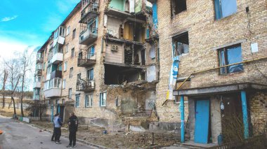 Topçu ateşi alan bir binanın ön cephesi. Gorenka 'daki çoğu bina ya tahrip edildi ya da onarılamaz şekilde hasar gördü. Şehir bir terör ortamı yaratmak için Rus topçuları tarafından bombalandı. Bunlar savaş suçları.