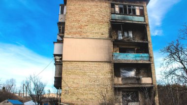 Topçu ateşi alan bir binanın ön cephesi. Gorenka 'daki çoğu bina ya tahrip edildi ya da onarılamaz şekilde hasar gördü. Şehir bir terör ortamı yaratmak için Rus topçuları tarafından bombalandı. Bunlar savaş suçları.