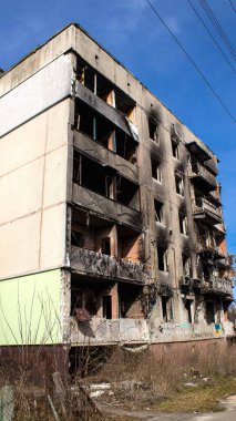 Topçu ateşinin ardından yanan bir binanın ön cephesi. Borodyanka 'daki binaların çoğu ya tahrip edildi ya da tamir edilemez şekilde hasar gördü. Şehir, sivil hedefleri vurmak için Rus topçuları tarafından bombalandı. Bu bir savaş suçudur.