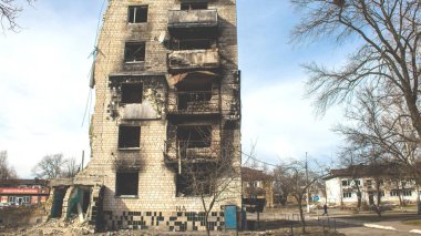 Topçu ateşinin ardından yanan bir binanın ön cephesi. Borodyanka 'daki binaların çoğu ya tahrip edildi ya da tamir edilemez şekilde hasar gördü. Şehir, sivil hedefleri vurmak için Rus topçuları tarafından bombalandı. Bu bir savaş suçudur.
