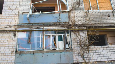 Topçu ateşinin ardından yanan bir binanın ön cephesi. Borodyanka 'daki binaların çoğu ya tahrip edildi ya da tamir edilemez şekilde hasar gördü. Şehir, sivil hedefleri vurmak için Rus topçuları tarafından bombalandı. Bu bir savaş suçudur.