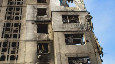 Topçu ateşinin ardından yanan bir binanın ön cephesi. Borodyanka 'daki binaların çoğu ya tahrip edildi ya da tamir edilemez şekilde hasar gördü. Şehir, sivil hedefleri vurmak için Rus topçuları tarafından bombalandı. Bu bir savaş suçudur.