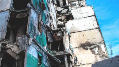 Topçu ateşinin ardından yanan bir binanın ön cephesi. Borodyanka 'daki binaların çoğu ya tahrip edildi ya da tamir edilemez şekilde hasar gördü. Şehir, sivil hedefleri vurmak için Rus topçuları tarafından bombalandı. Bu bir savaş suçudur.